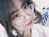 偷翻女同学手机相册里的所有自拍