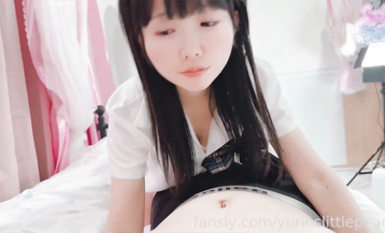 極品蘿莉【yurinslittlepeach】你喜歡小女孩用舌尖舔你的乳頭嗎？